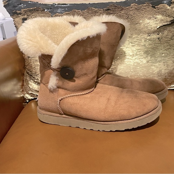 Ugg Short Womens Boots Size 8! - Picture 6 of 16